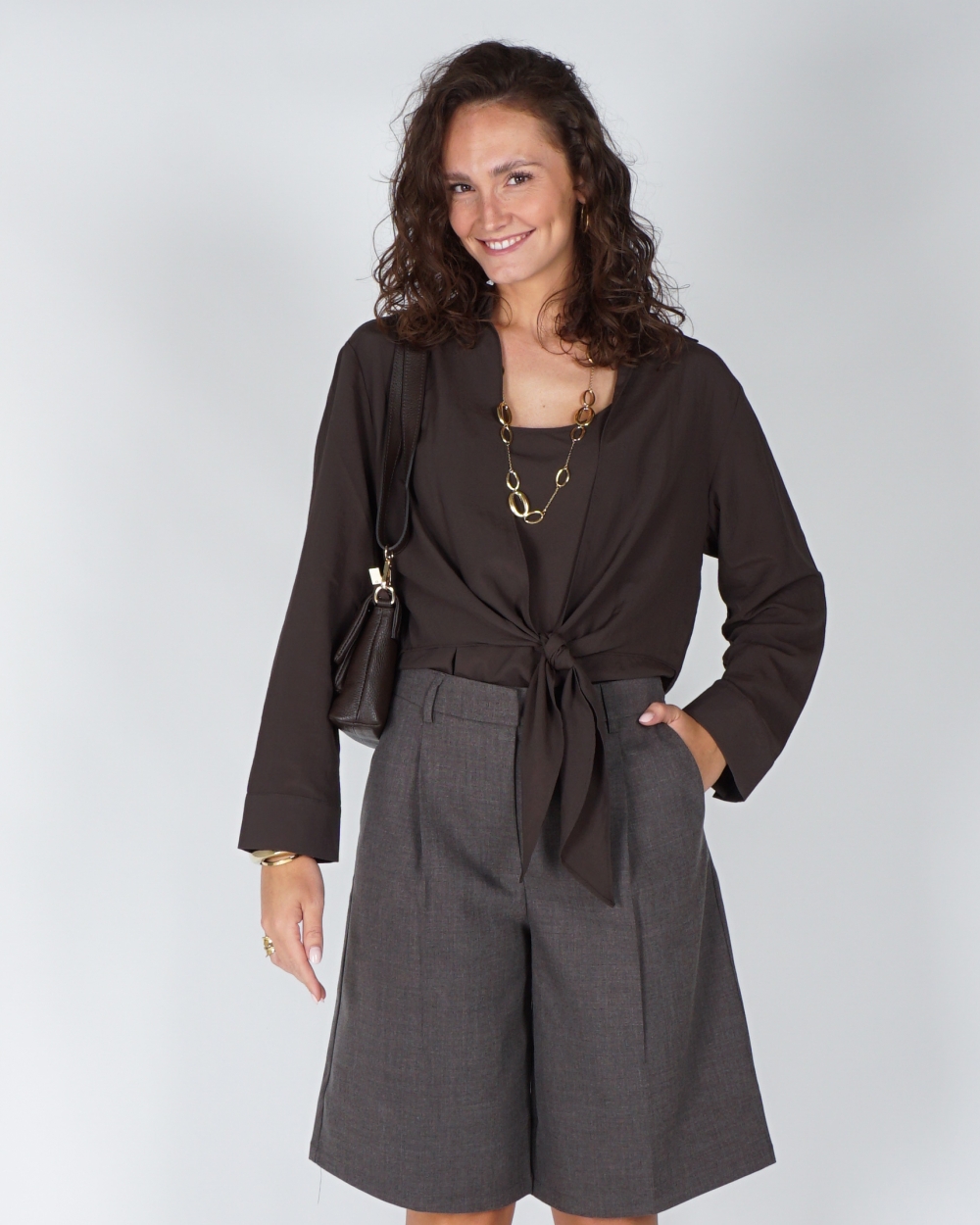 BLOUSE MET KNOOPDETAIL EN BIJPASSENDE TOP DONKERBRUIN