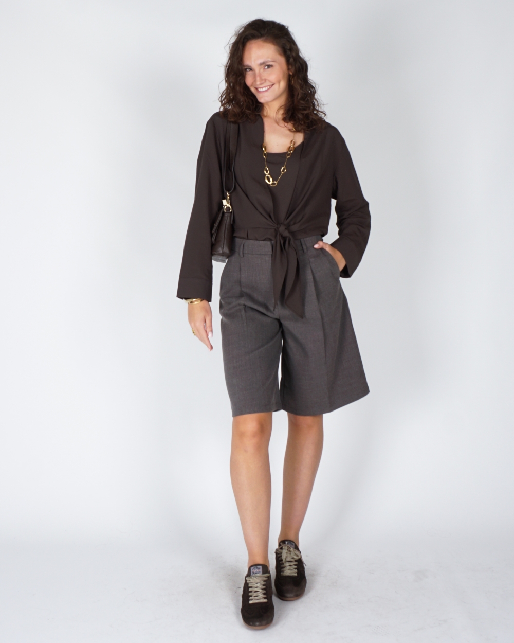 BLOUSE MET KNOOPDETAIL EN BIJPASSENDE TOP DONKERBRUIN