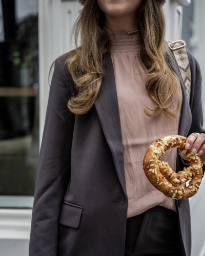 BLOUSE MET GESMOKTE HALS BRUIN