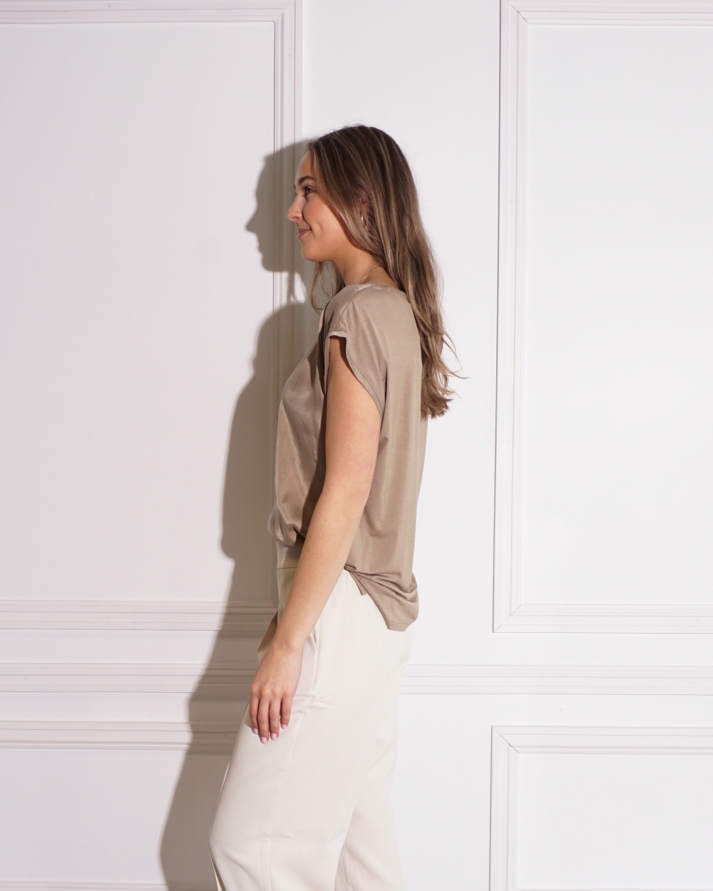 MOUWLOZE TOP MET RONDE HALS BEIGE