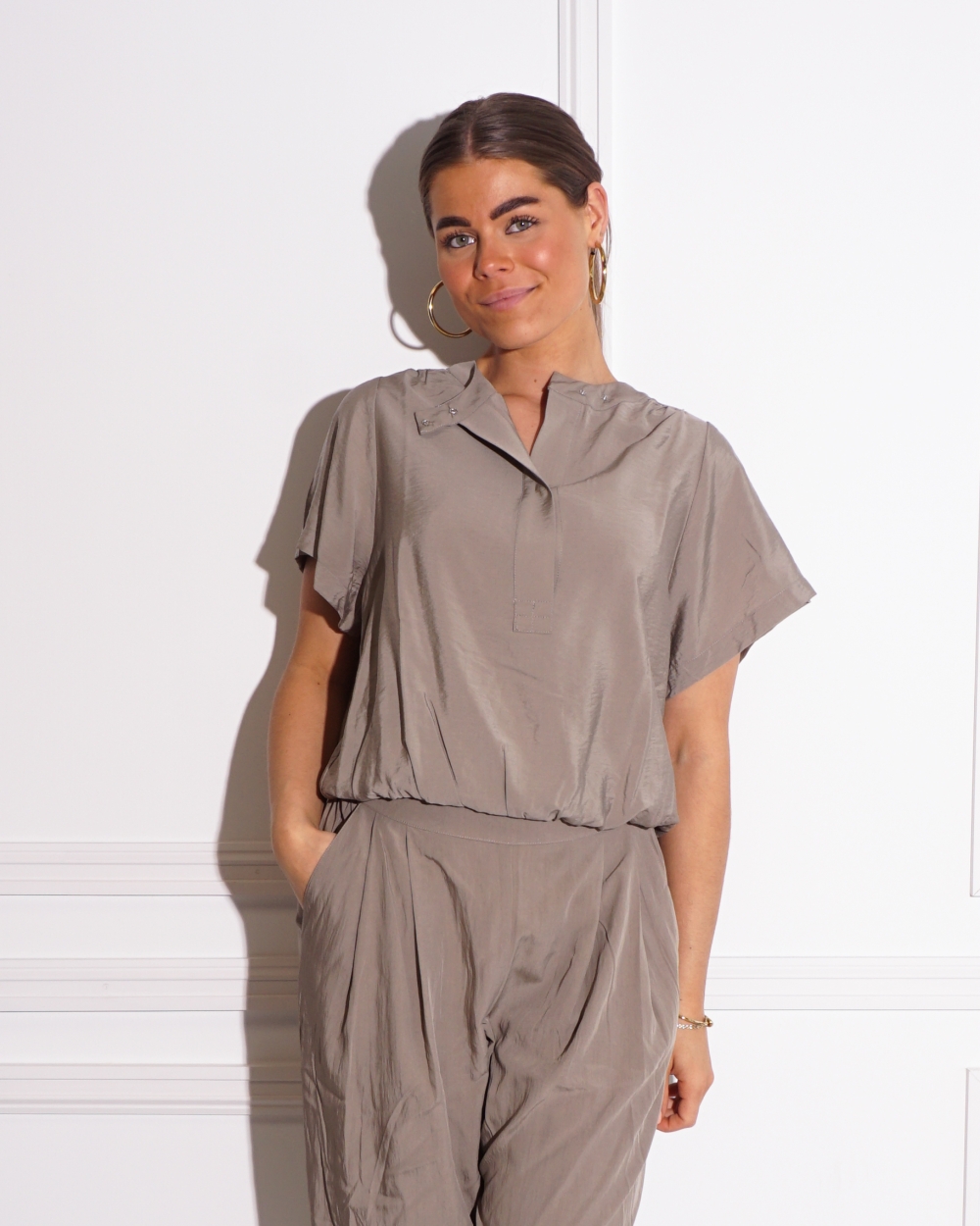 SOEPELVALLENDE TOP MET RONDE HALS ARMY GREEN
