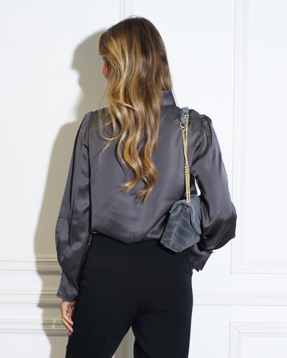 SATIJNENLOOK BLOUSE DONKERGRIJS
