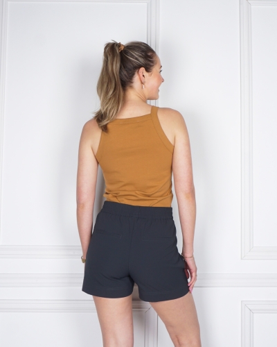 MOUWLOZE TOP MET RECHTE HALS BRUIN