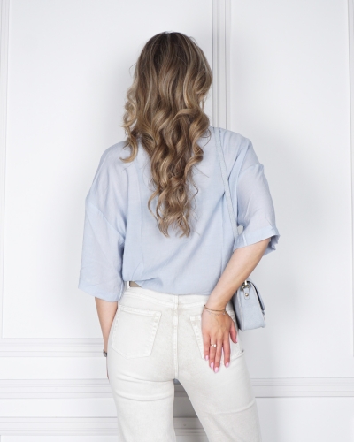 TOP MET KNOOPDETAIL EN WIJDE MOUWEN BLAUW 