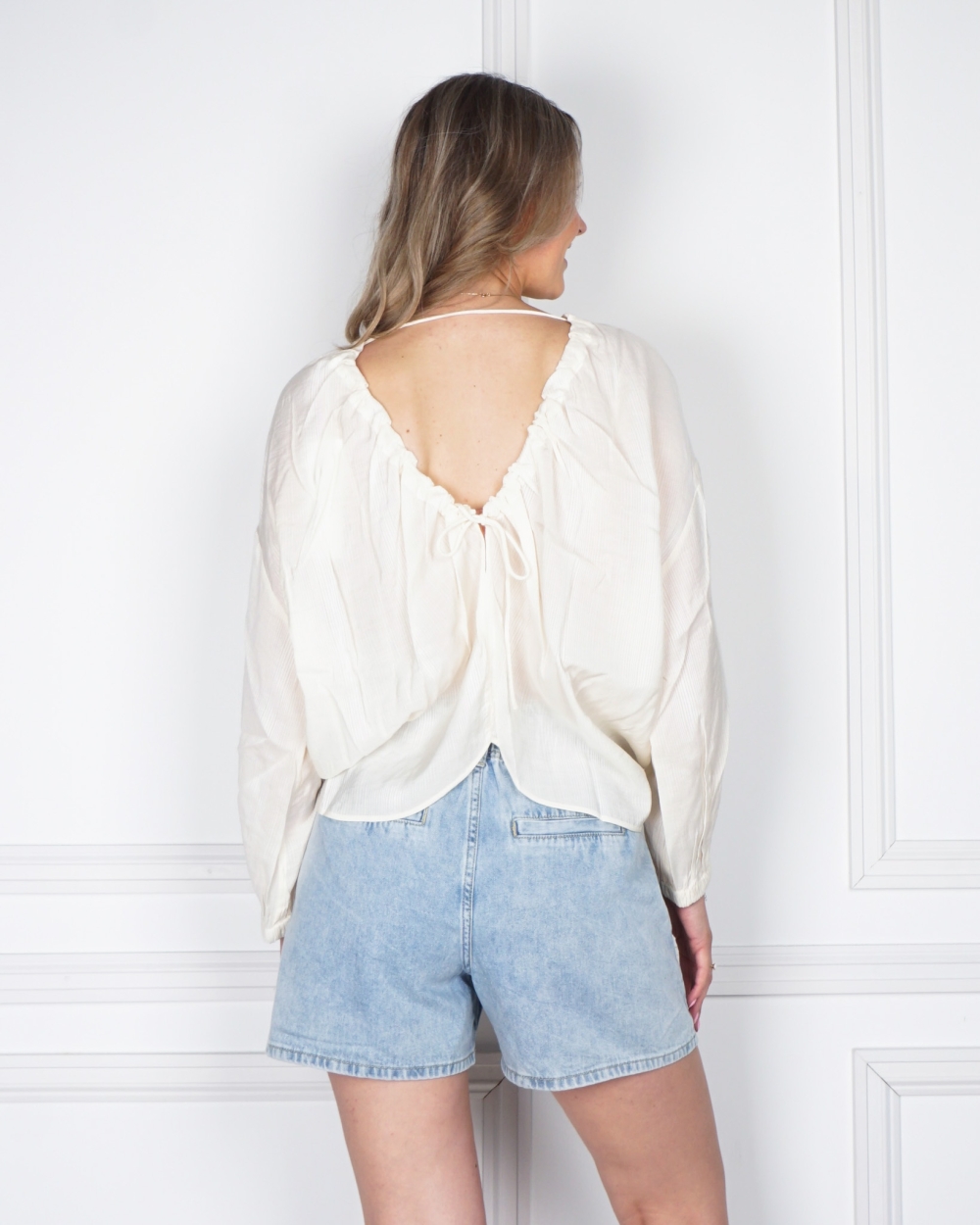LUCHTIGE TOP MET CRINKLE STOF EN OPEN RUG ECRU