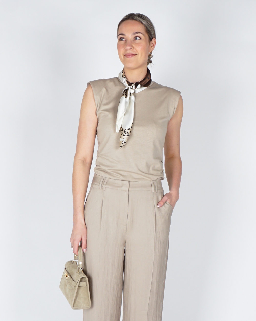MOUWLOZE TOP MET PLOOIEN BEIGE