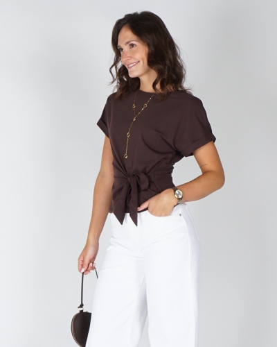 YAYA TOP MET RONDE HALS EN KNOOPDETAIL BRUIN