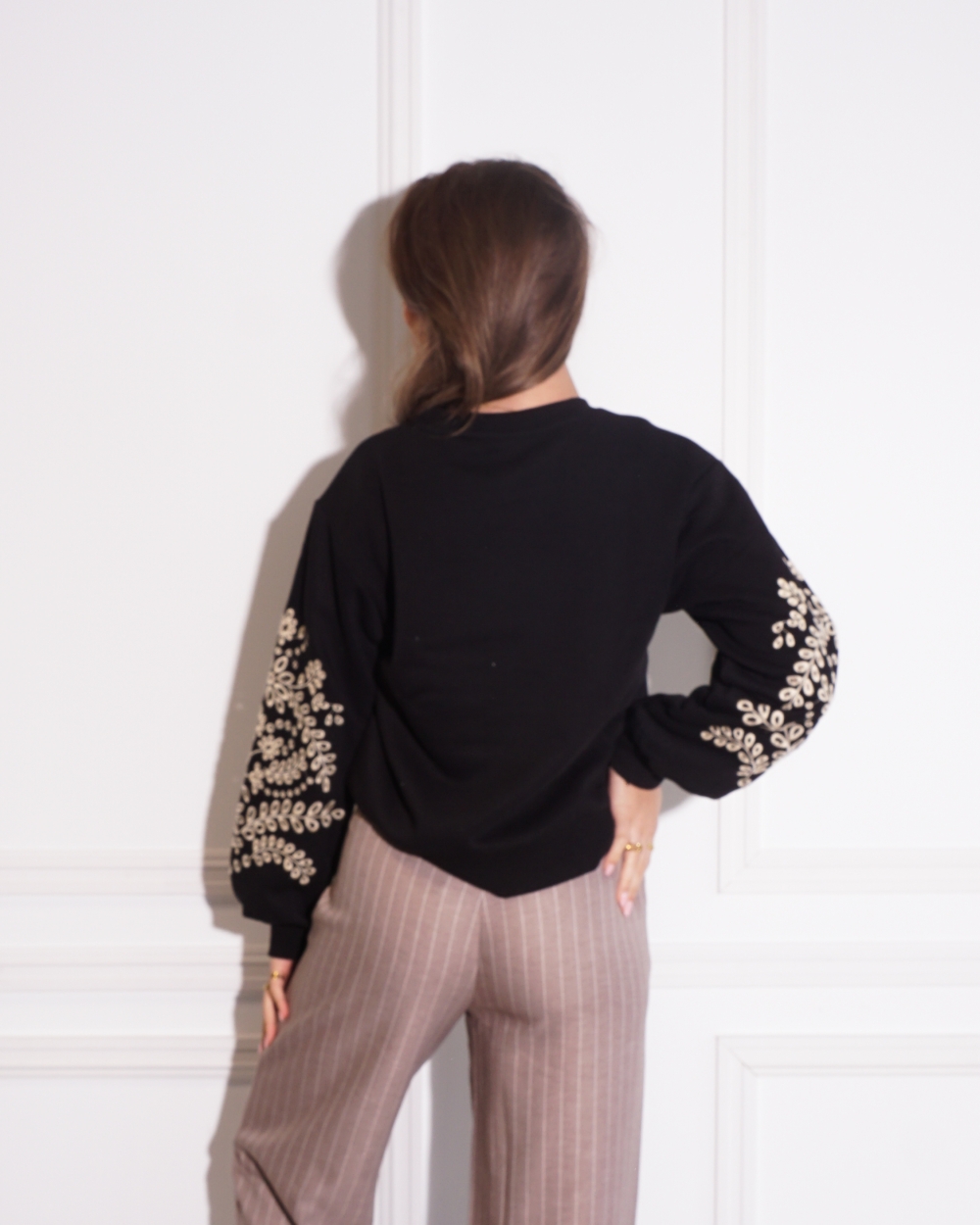SWEATER MET EMBROIDERY ZWART