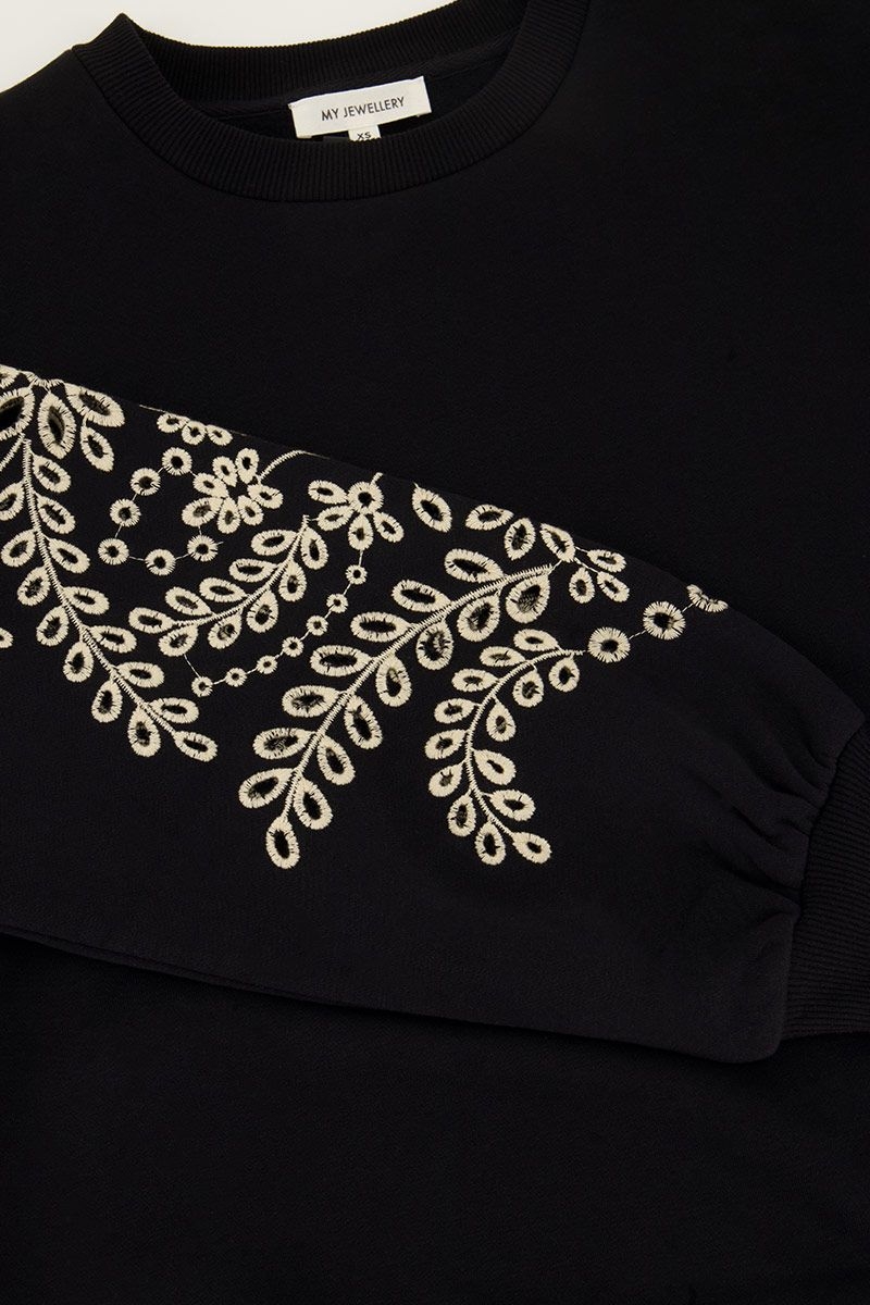 SWEATER MET EMBROIDERY ZWART