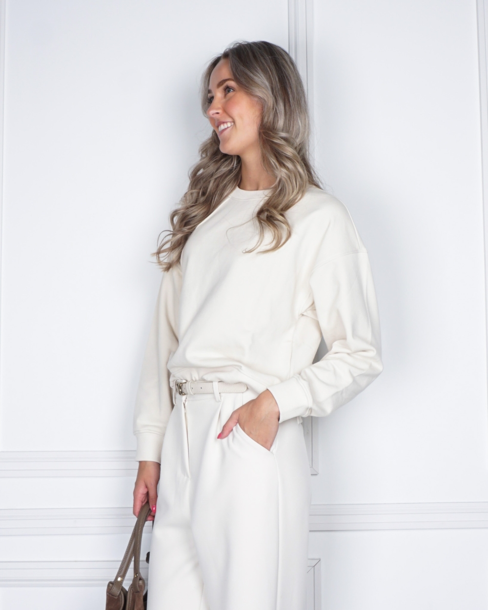 SWEATER MET PLOOIDETAIL EN STRIKKOORD ECRU