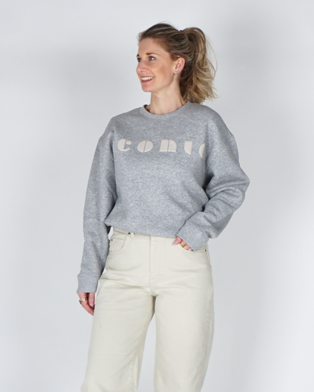 SWEATER MET ICONIC ARTWORK GRIJS