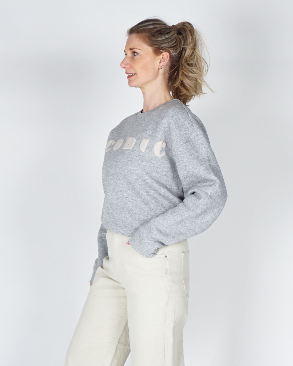 SWEATER MET ICONIC ARTWORK GRIJS