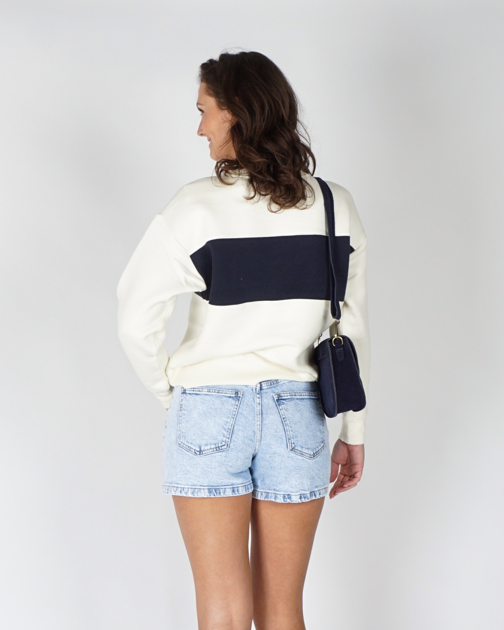 SWEATER MET COLORBLOCK ECRU BLAUW