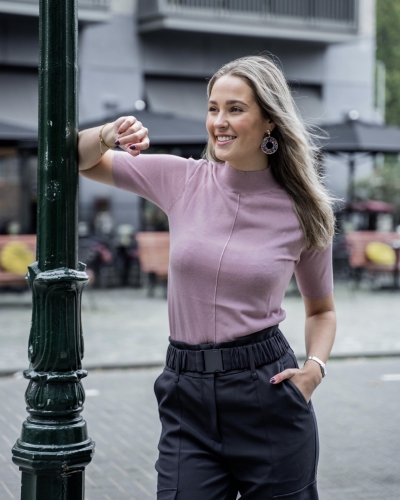 TOP MET HOGE HALS EN NAADDETAILS ROZE