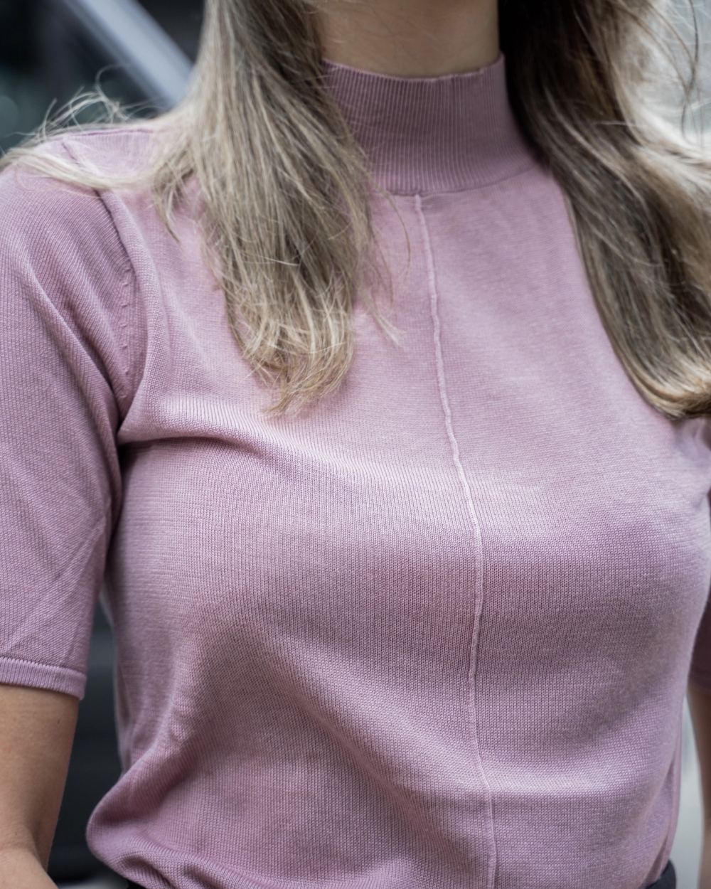 TOP MET HOGE HALS EN NAADDETAILS ROZE