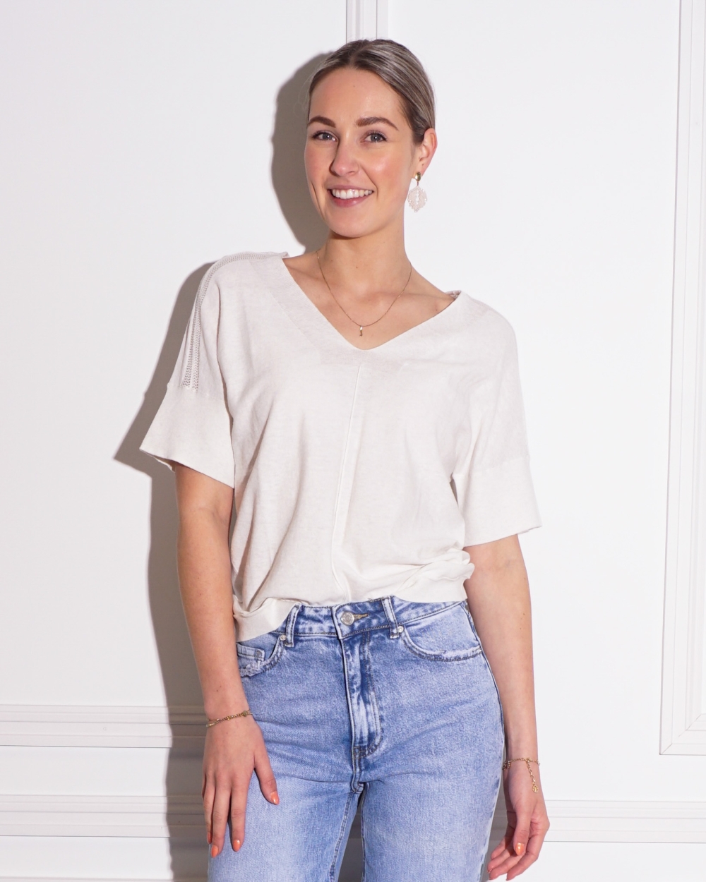 TOP MET V-HALS EN DETAILS BEIGE