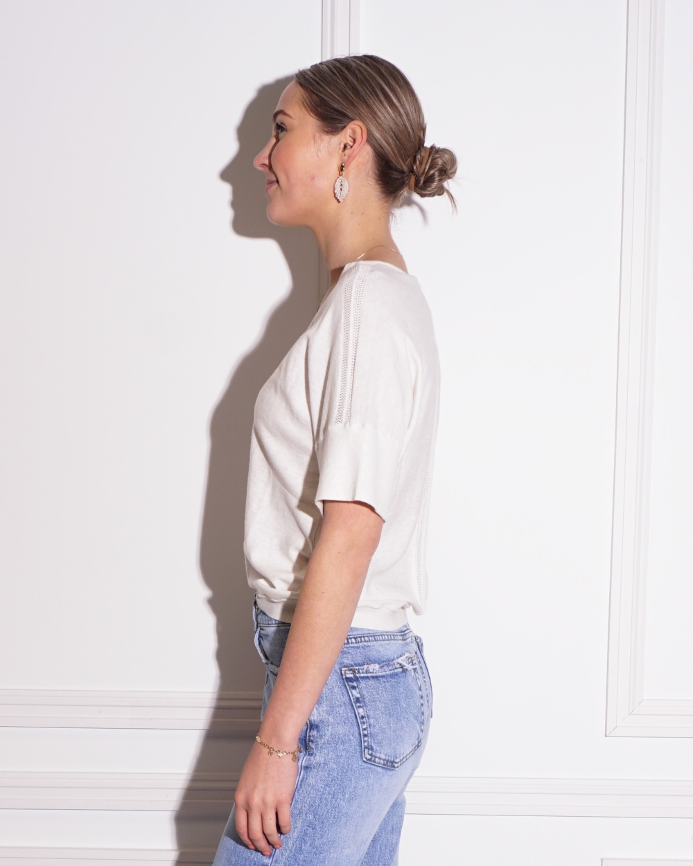 TOP MET V-HALS EN DETAILS BEIGE