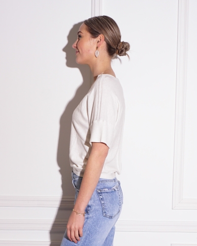 TOP MET V-HALS EN DETAILS BEIGE