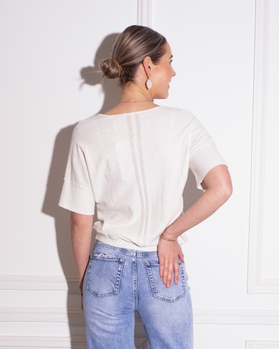 TOP MET V-HALS EN DETAILS BEIGE