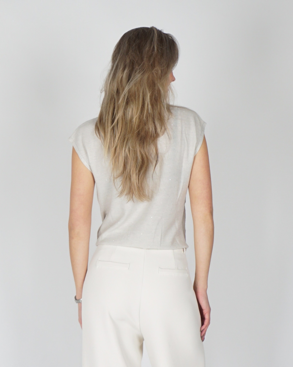 TOP MET KNOOPDETAIL EN GLITTERS GRIJS 