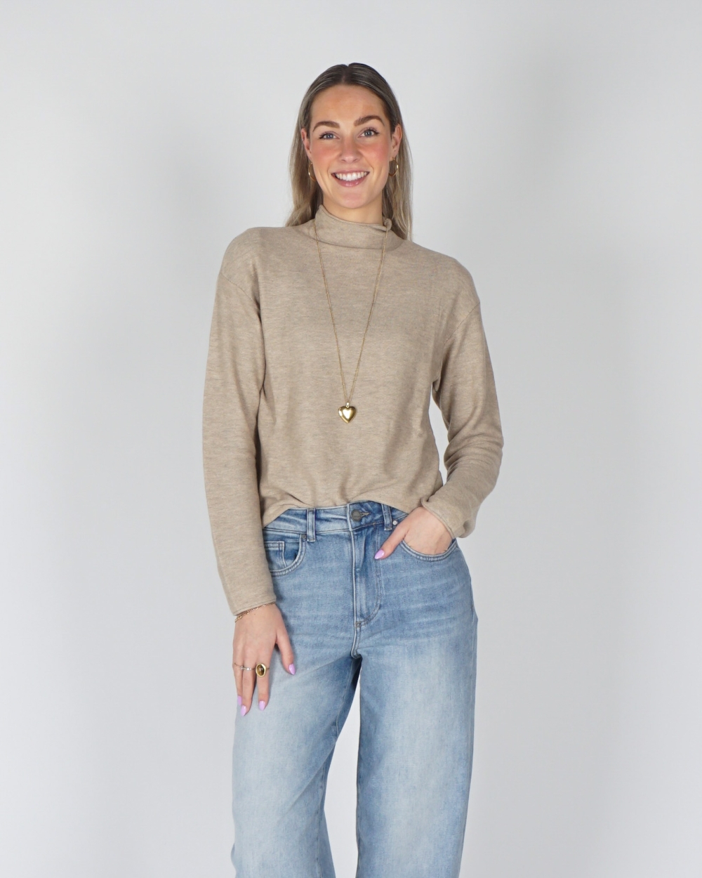 GEBREIDE TRUI MET KNOOPJES BEIGE