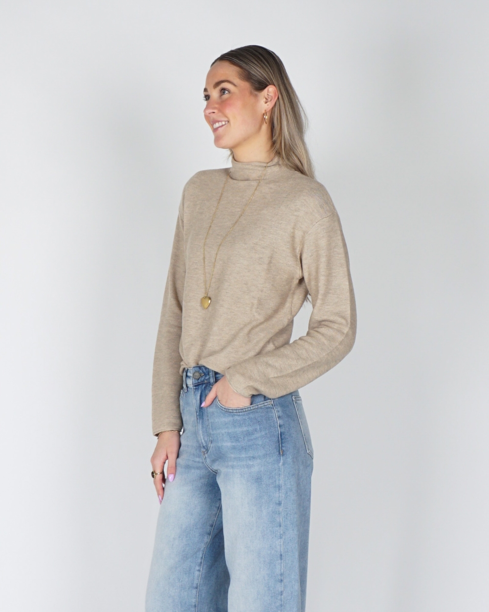GEBREIDE TRUI MET KNOOPJES BEIGE