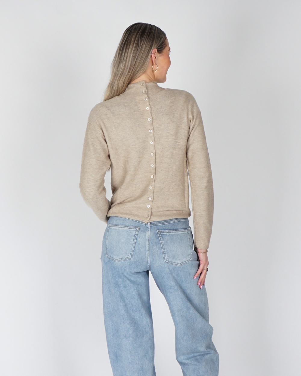 GEBREIDE TRUI MET KNOOPJES BEIGE