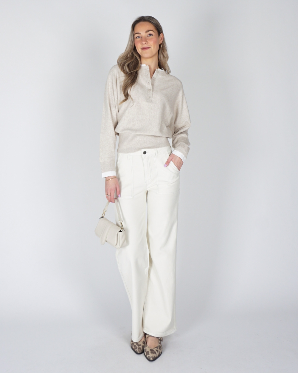 SWEATER MET KRAAGDETAIL BEIGE