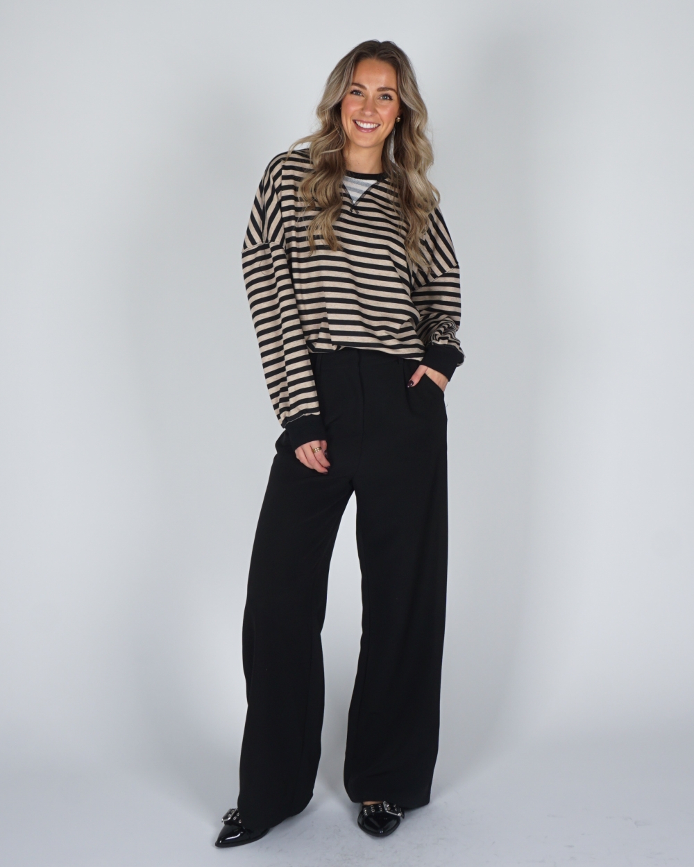 GESTREEPTE SWEATER LUNE ZWART/BEIGE