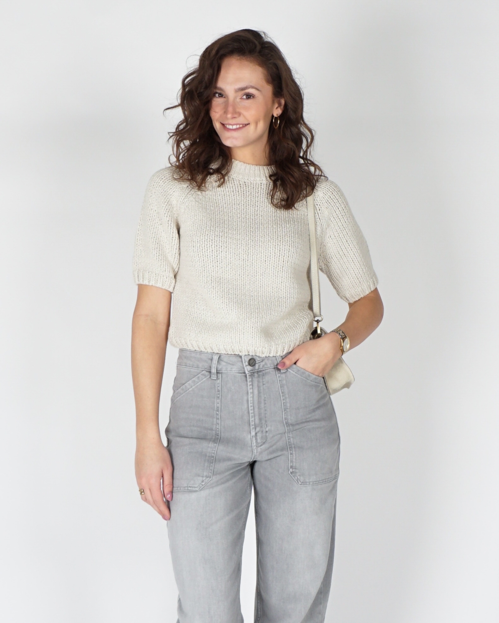 GROFGEBREIDE TRUI MET KORTE MOUWEN BEIGE