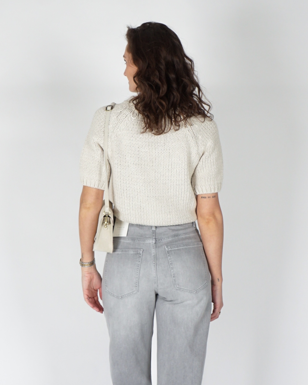 GROFGEBREIDE TRUI MET KORTE MOUWEN BEIGE