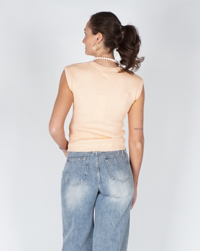 RIBGEBREIDE TOP MET DIEPE RONDE HALS PEACH