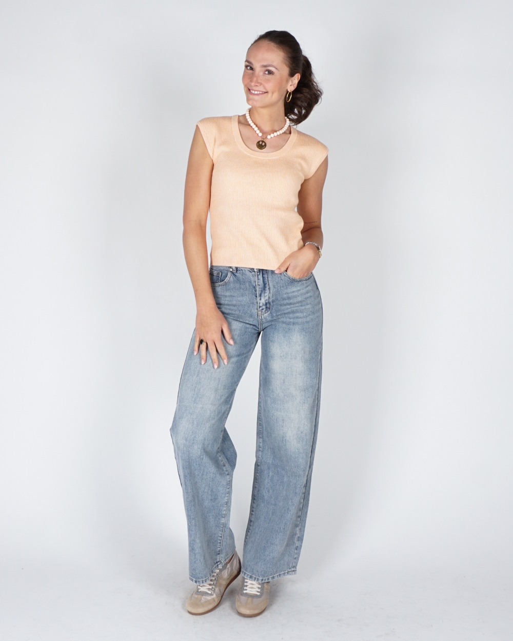 RIBGEBREIDE TOP MET DIEPE RONDE HALS PEACH