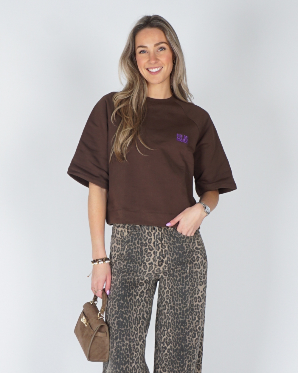 DONKERBRUINE SWEATER MET KORTE MOUWEN 