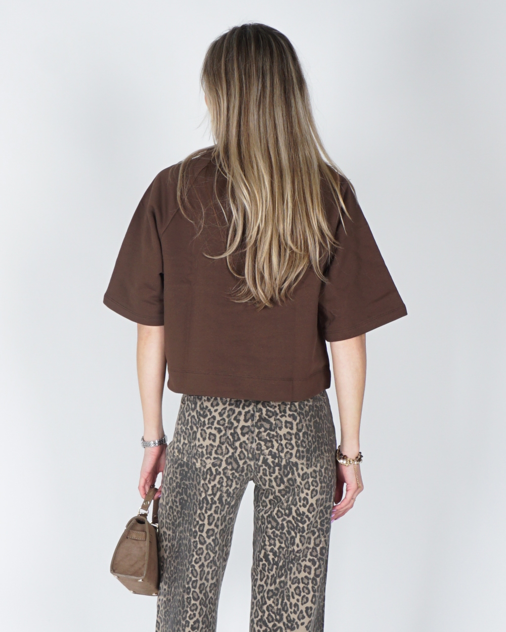 DONKERBRUINE SWEATER MET KORTE MOUWEN 