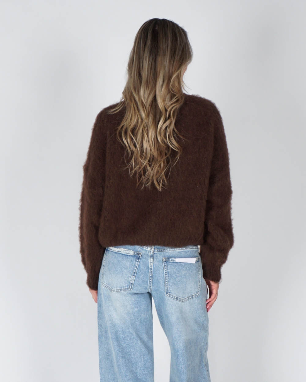 FLUFFY TRUI RONDE HALS DONKERBRUIN