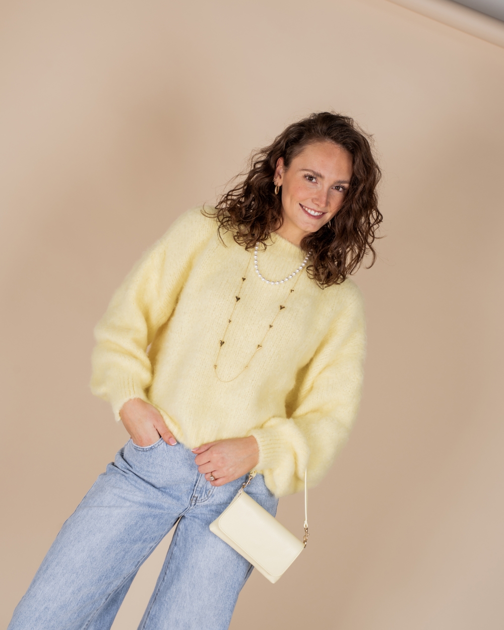 FLUFFY TRUI RONDE HALS LICHT GEEL