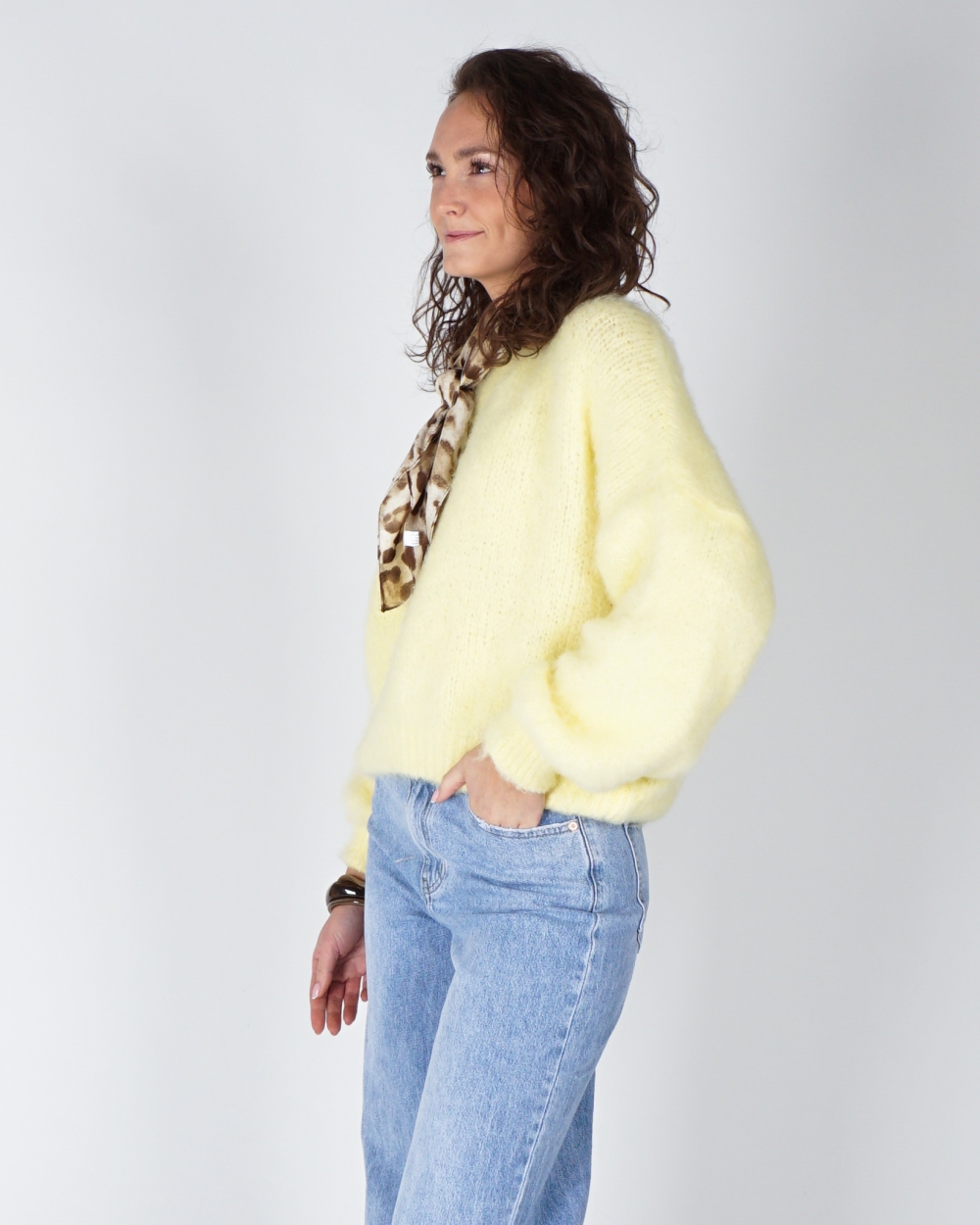 FLUFFY TRUI RONDE HALS LICHT GEEL
