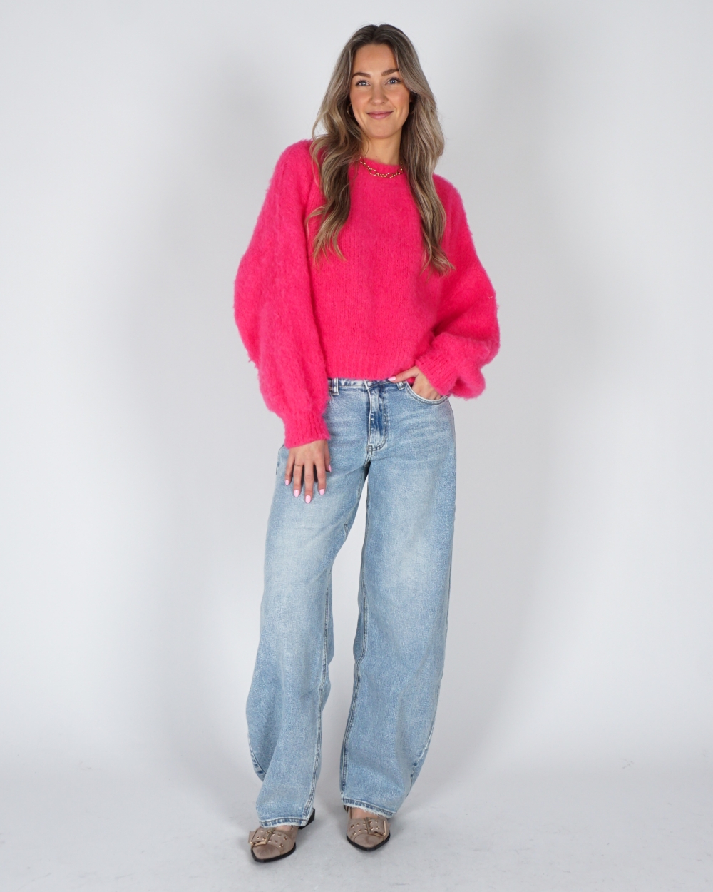FLUFFY TRUI MET RONDE HALS NEON ROZE 