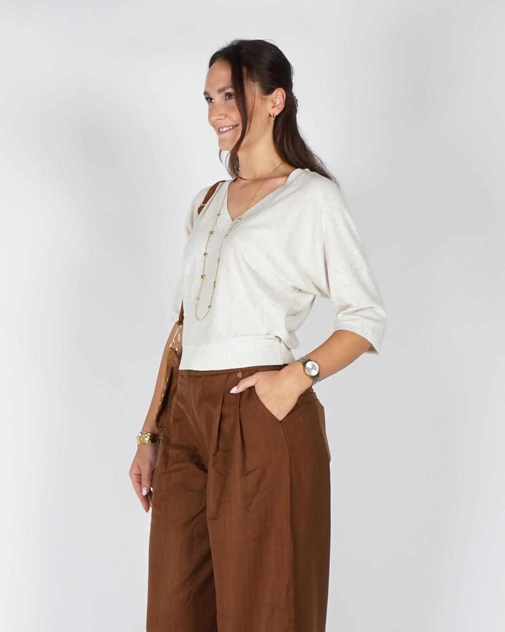 V-HALS TRUI MET ZICHTBARE NADEN BEIGE