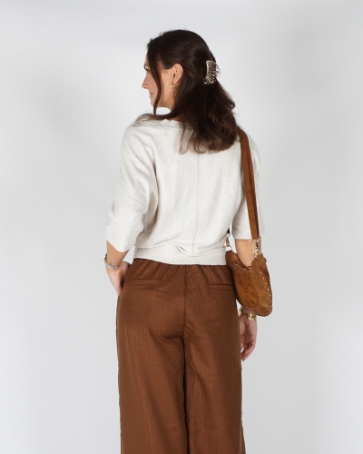 V-HALS TRUI MET ZICHTBARE NADEN BEIGE
