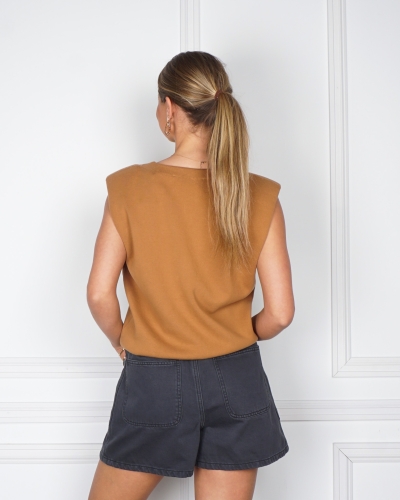 GEBREIDE SPENCER MET SCHOUDERDETAIL BRUIN