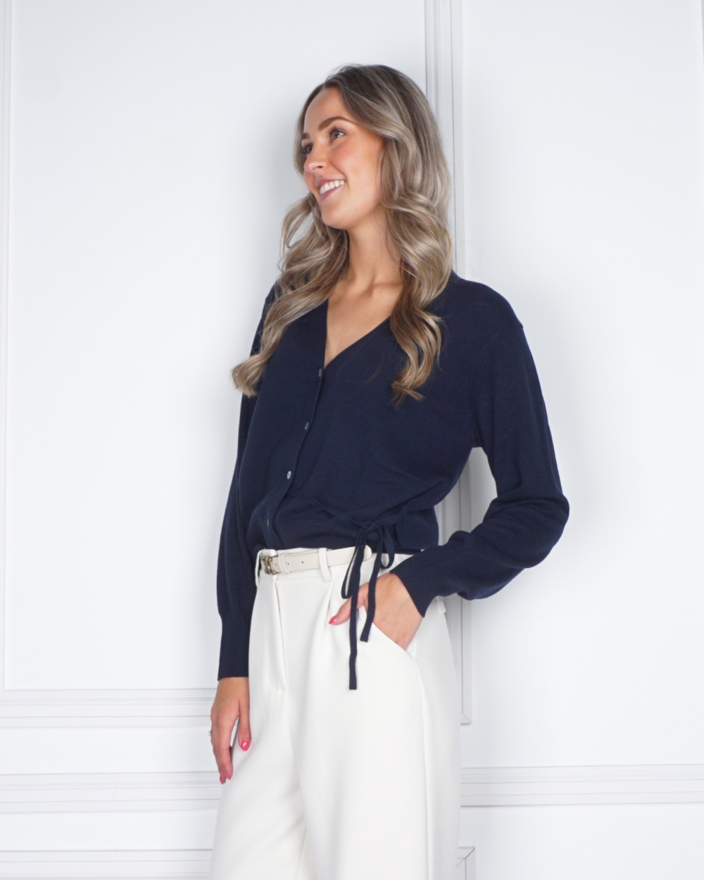 VEST MET STRIKDETAIL DONKER BLAUW