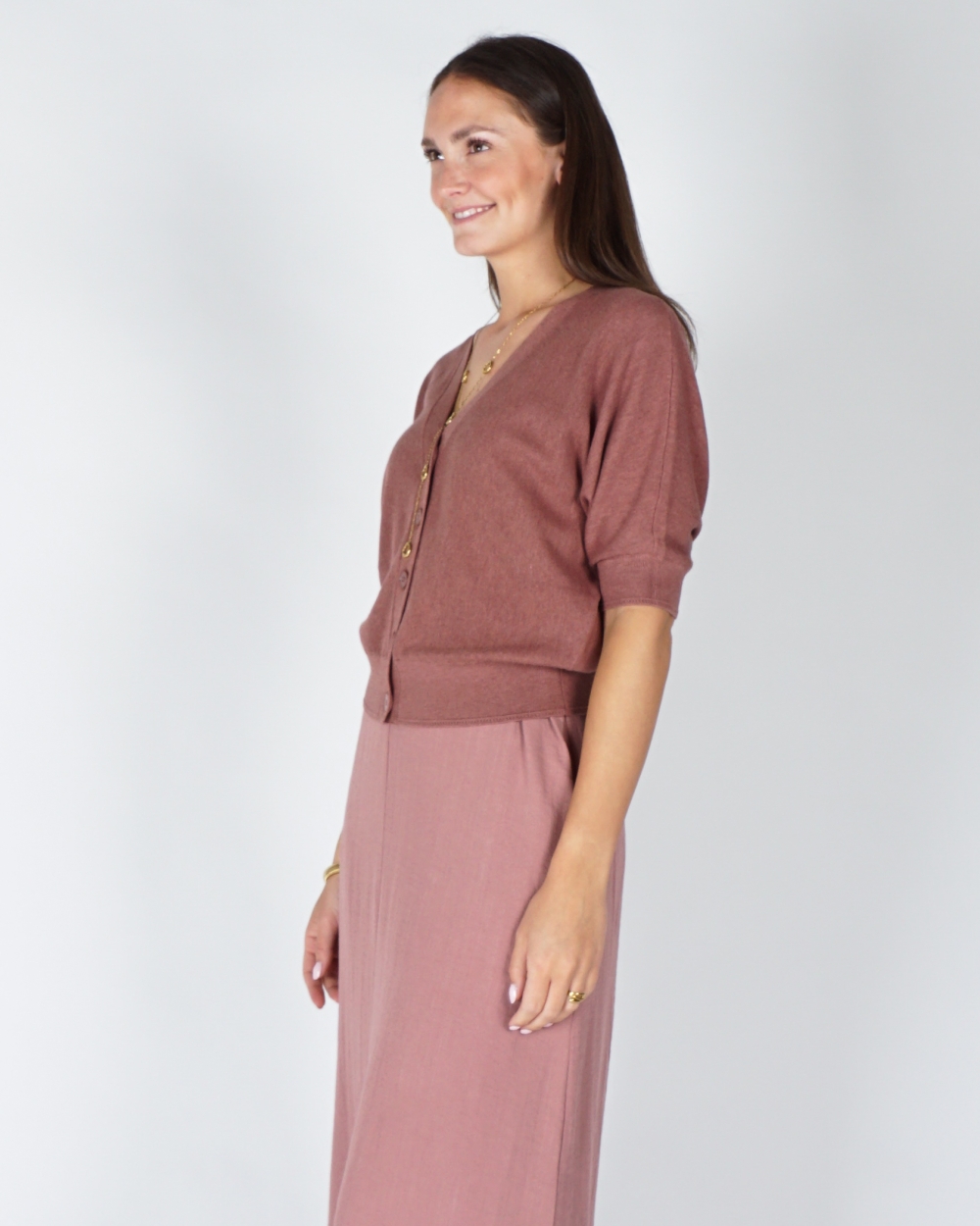 VEST MET KORTE VLEERMUISMOUWEN EN KNOOPSLUITING ROZE