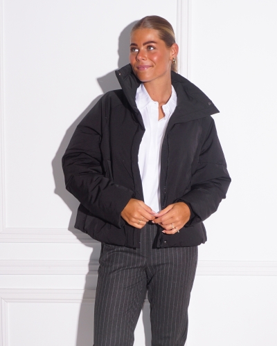 OVERSIZED CROPPED PUFFER ZWART