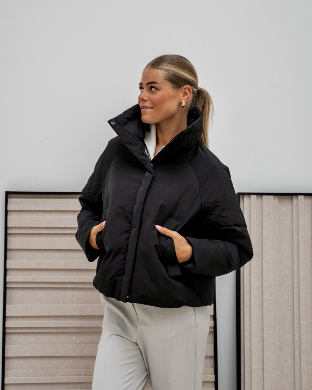 OVERSIZED CROPPED PUFFER ZWART
