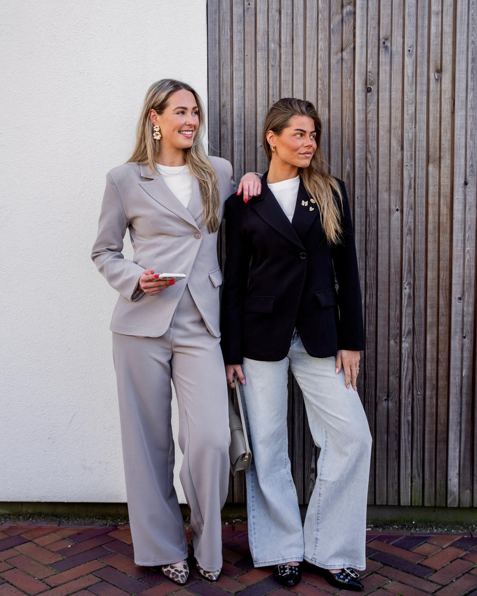 ESSENTIAL FITTED BLAZER ZWART
