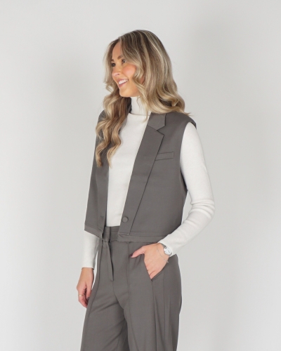 YAYA Sleeveless short blazer 01-501075-510