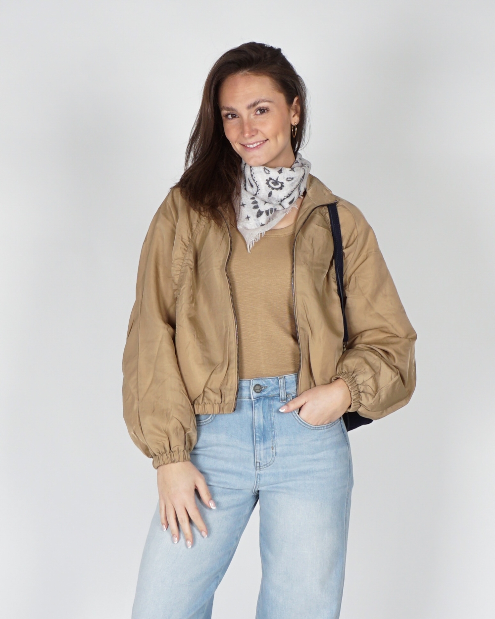 KORT JACK MET PLOOIDETAILS BEIGE