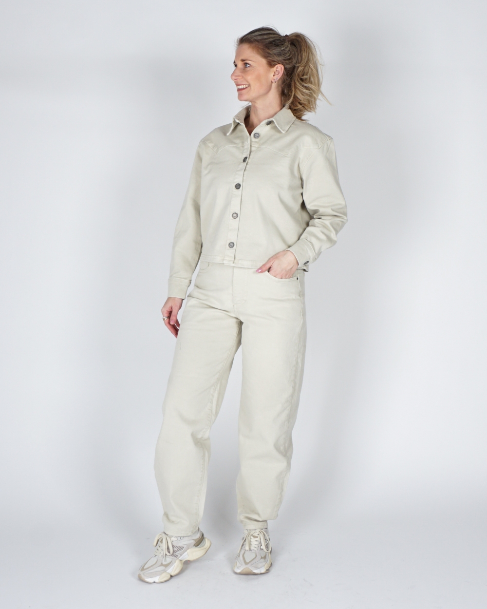 DENIM JASJE MET NAADDETAILS ECRU